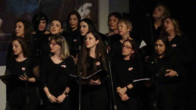Depremin Acı Yüzünü Gören Öğretmenler İllere Özgü Türküleri Söyledi