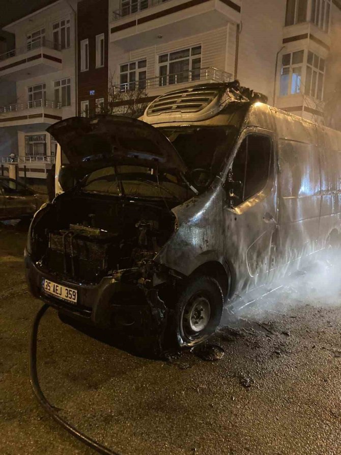 Kütahya’da Park Halindeki Minibüs Yandı