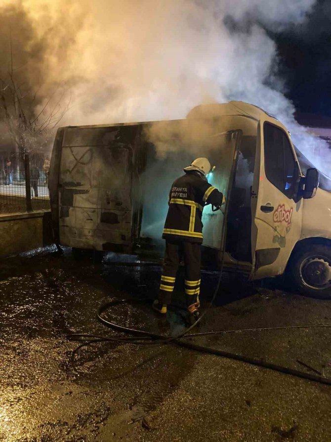 Kütahya’da Park Halindeki Minibüs Yandı