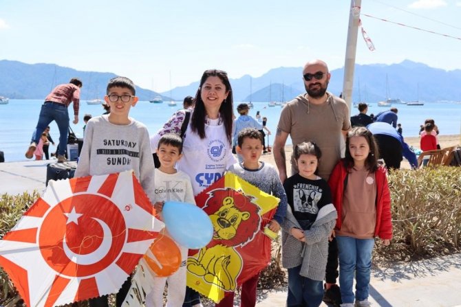 Marmaris’te Gökyüzü Rengarenk Oldu