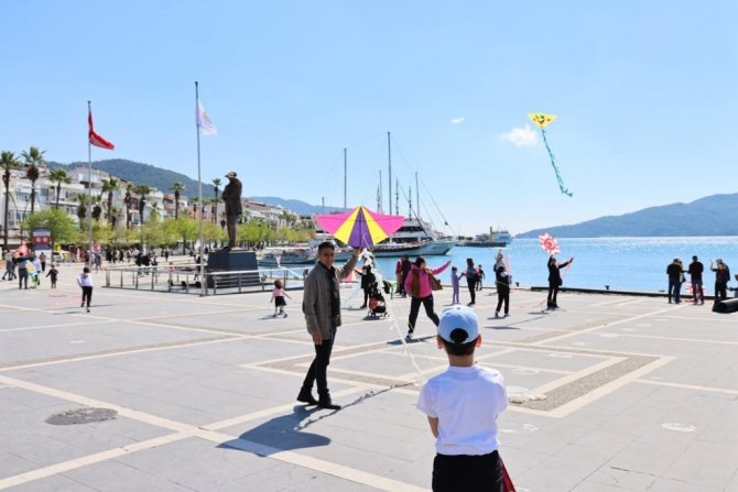 Marmaris’te Gökyüzü Rengarenk Oldu