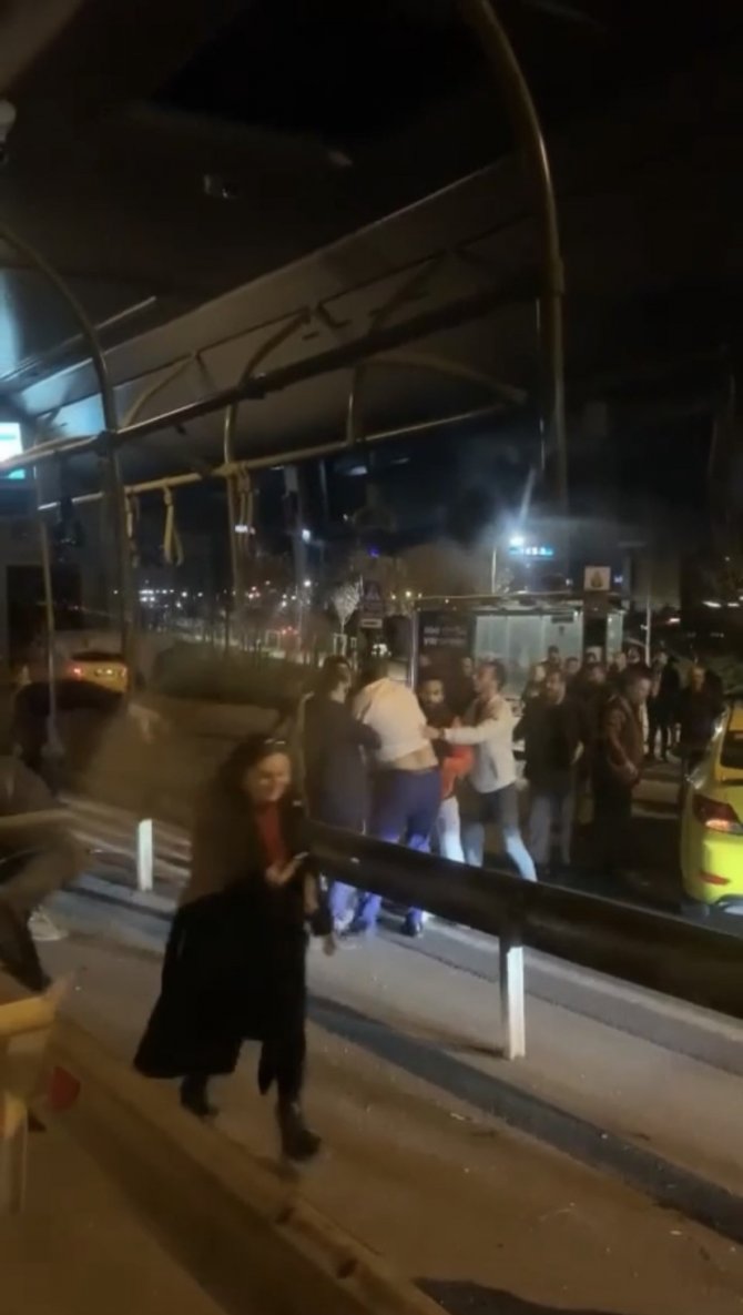 İ̇stanbul’da Bastonlu, Bıçaklı Ve Yumruklu Trafik Kavgaları Kamerada