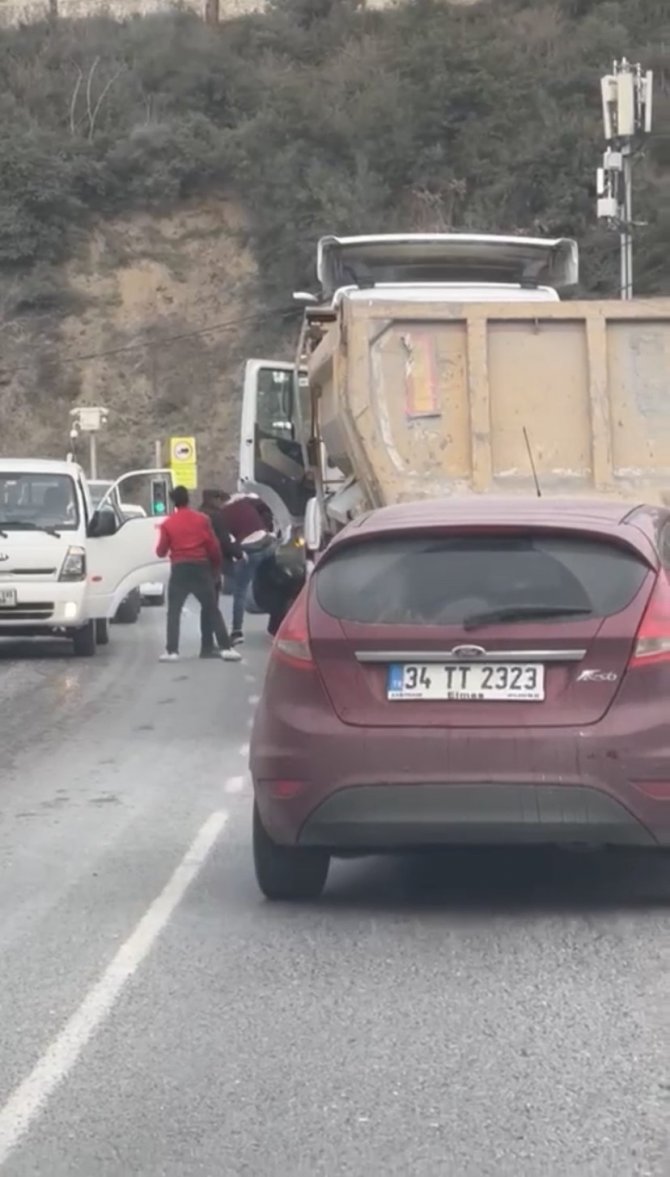 İ̇stanbul’da Bastonlu, Bıçaklı Ve Yumruklu Trafik Kavgaları Kamerada