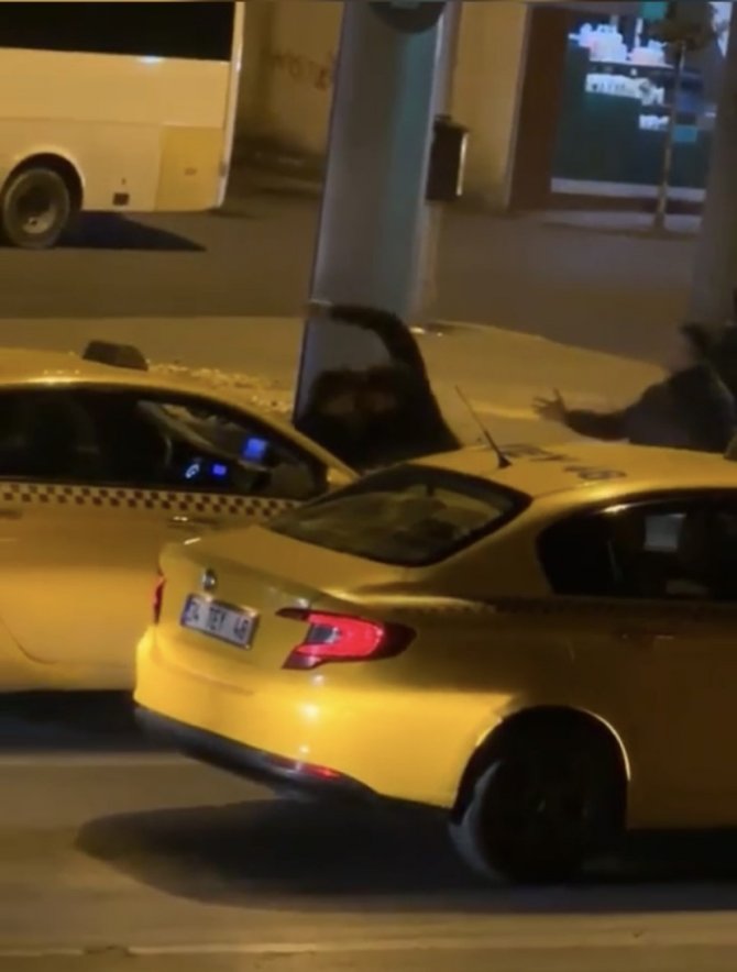 İ̇stanbul’da Bastonlu, Bıçaklı Ve Yumruklu Trafik Kavgaları Kamerada