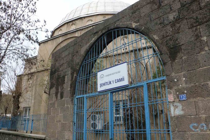 Depremde Ağır Hasar Gören Cami Minaresi Kontrollü Yıkıldı