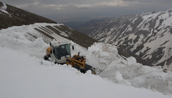 Kar Kalınlığının 5 Metreyi Aştığı Yolda Çalışmalar Devam Ediyor