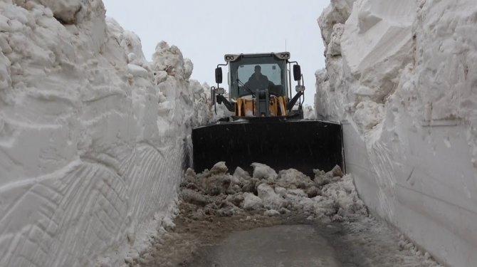 Kar Kalınlığının 5 Metreyi Aştığı Yolda Çalışmalar Devam Ediyor