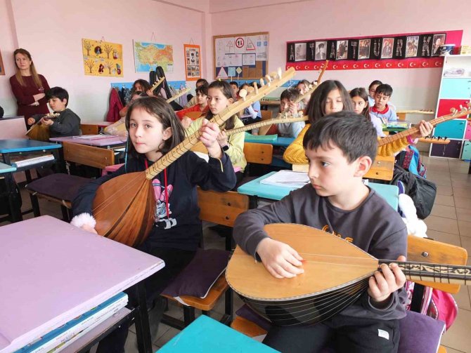 Balıkesir’de Öğrenciler Sınıfça Bağlama Öğreniyor