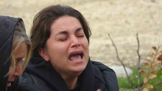 Depremde Evladını Kaybeden Acılı Anne, Oğlunun Kırkında Mezarı Başında Feryat Etti