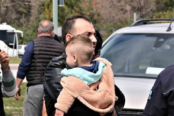 Kazada Yaralanan Baba Ağlayan Çocuğunu Bir An Olsun Bırakmadı