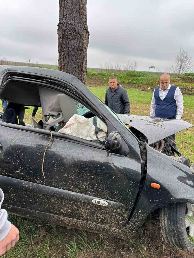 Kontrolden Çıkan Otomobil, Ağaca Çarparak Durabildi: 1 Yaralı