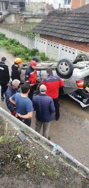 Otomobil Mahalle Yoluna Düşerek Ters Döndü: 3 Yaralı