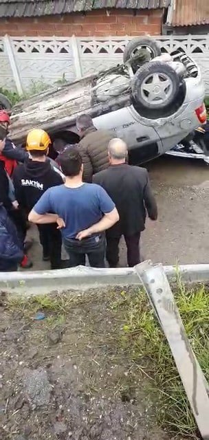 Otomobil Mahalle Yoluna Düşerek Ters Döndü: 3 Yaralı