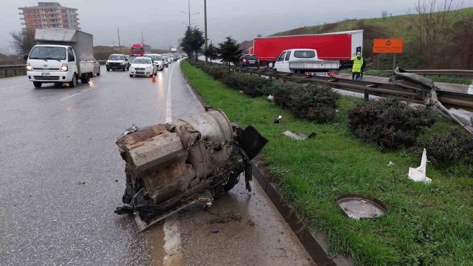 Samsun’da Bariyeri Parçalayan Tırın Motoru Karşı Şeride Fırladı: 1 Yaralı