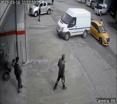 Siirt’te Minibüs İle Otomobilin Çarpıştığı Kaza Güvenlik Kamerasına Yansıdı