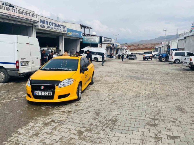 Siirt’te Minibüs İle Otomobilin Çarpıştığı Kaza Güvenlik Kamerasına Yansıdı