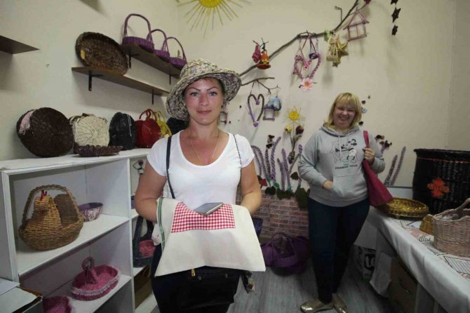 Atık Gazeteler Hediyelik Eşyaya Dönüşüyor