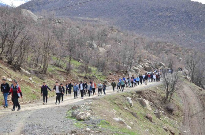 Şırnak’ta Dağlar Öğrencilere Kaldı, Huzur Ortamında Yürüyüş Gerçekleştirildi