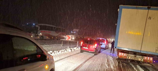 Mart Karı Yolda Bıraktı, Malatya-kayseri Yolu Kısmen Trafiğe Kapandı