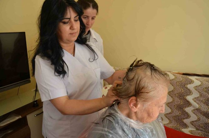 Evleri Tek Tek Dolaşıp Bakım Yapıyorlar