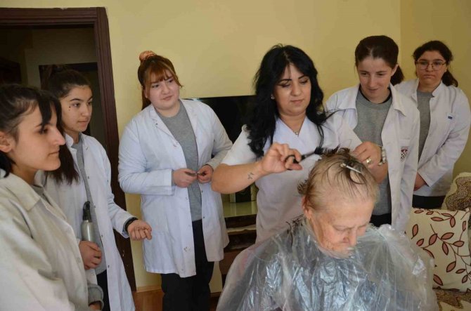 Evleri Tek Tek Dolaşıp Bakım Yapıyorlar