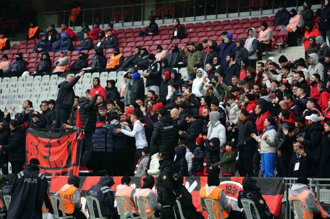 Spor Toto Süper Lig: Fatih Karagümrük: 1 - Medipol Başakşehir: 1 (İ̇lk Yarı)