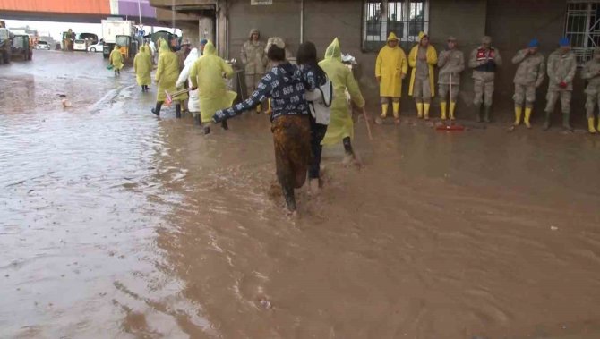 Şiddetli Yağmur Ve Sele Aldırış Etmeden Hortumla Çanak Anten Yıkadı