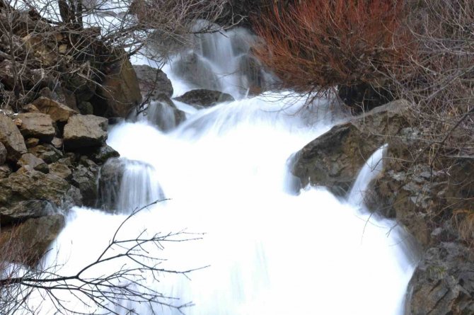 Tunceli’de Zenginpınar Şelalesi Baharla Birlikte Coştu