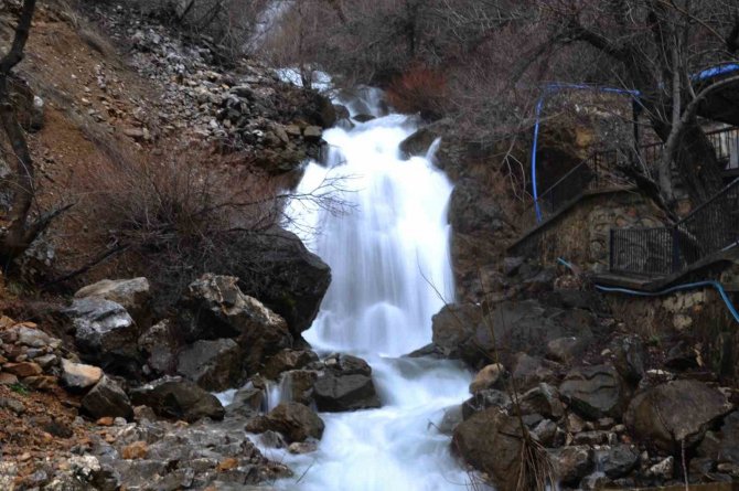 Tunceli’de Zenginpınar Şelalesi Baharla Birlikte Coştu