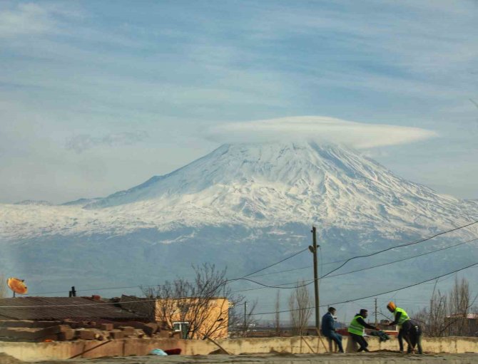 Türkiye’nin Çatısı Ağrı Dağı Buluttan Şapkasını Taktı