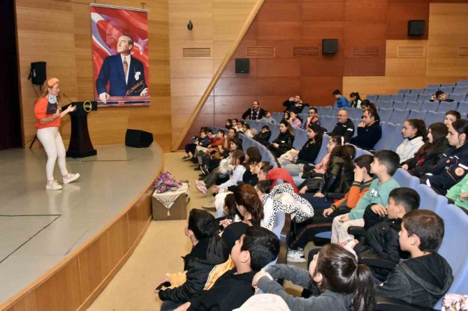 Ünlü Yazar Ve Tiyatrocular Depremzede Çocukların Yüzünü Güldürdüler