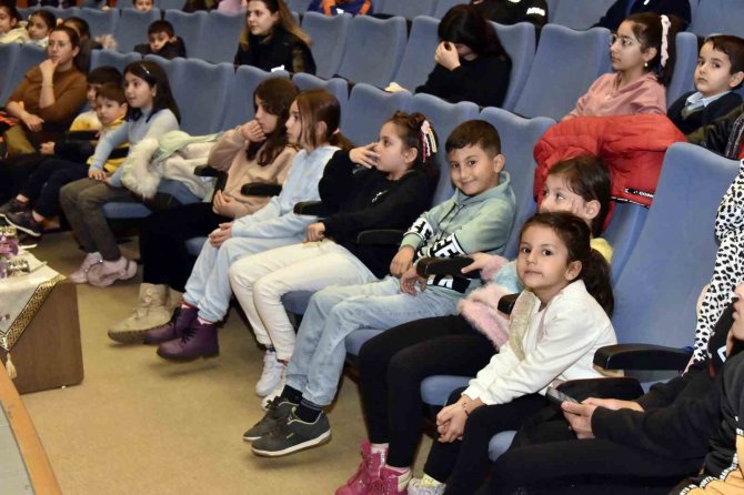 Ünlü Yazar Ve Tiyatrocular Depremzede Çocukların Yüzünü Güldürdüler