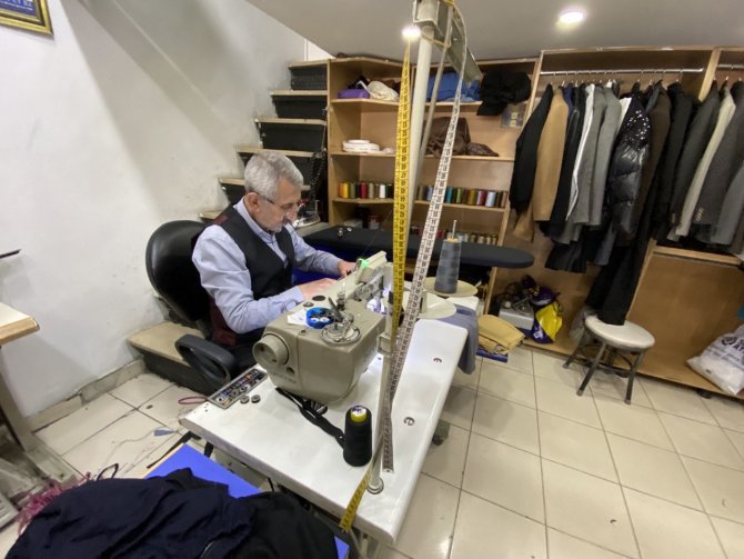 Yarım Asırlık Terzi Paralarını Ütüledikten Sonra Cüzdanına Koyuyor