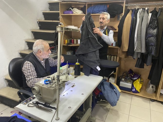 Yarım Asırlık Terzi Paralarını Ütüledikten Sonra Cüzdanına Koyuyor
