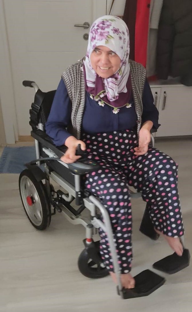 Engelli Depremzedeye Akülü Sandalye Desteği