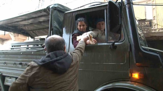 Şiddetli Yağmur Ve Sele Aldırış Etmeden Hortumla Çanak Anten Yıkadı
