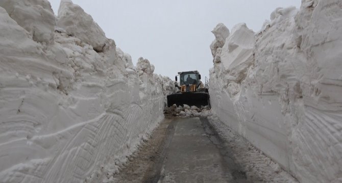 Kar Kalınlığının 5 Metreyi Aştığı Yolda Çalışmalar Devam Ediyor