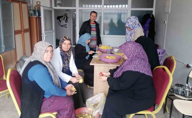 Usta Öğreticiler Depremzedelere Yemek Yapıyor