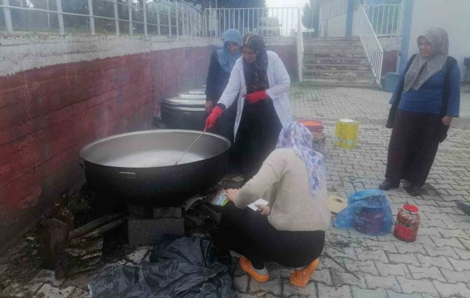 Usta Öğreticiler Depremzedelere Yemek Yapıyor