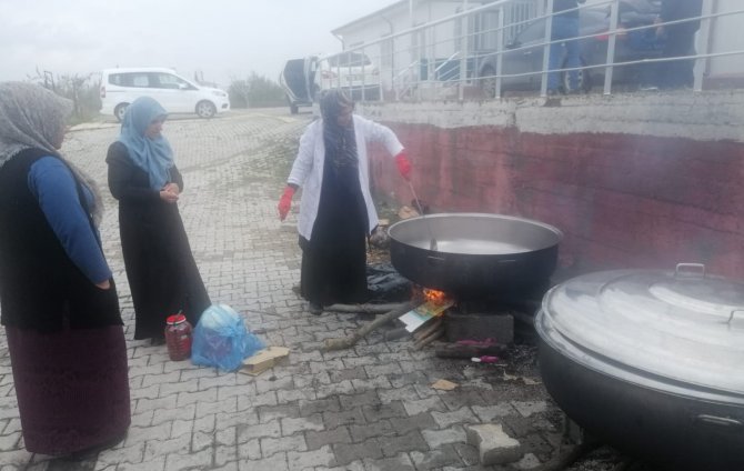 Usta Öğreticiler Depremzedelere Yemek Yapıyor