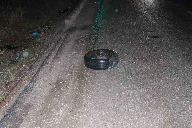 Tırla Çarpışıp Hurdaya Dönen Otomobilde 2 Kişi Yaralandı