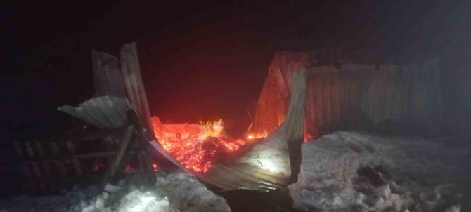 Alevlere Teslim Olan Yayla Evlerinden Geriye Demir Yığınları Kaldı
