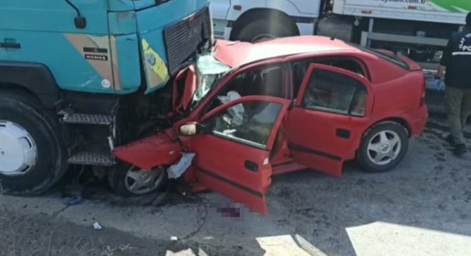 Otomobilin Tırın Altında Kaldığı Feci Kazada 1 Kişi Hayatını Kaybetti