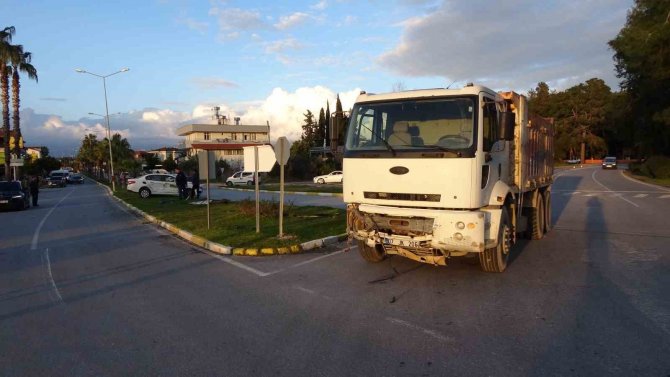 Kamyonun Çarptığı Otomobil, 50 Metre İleride Durabildi