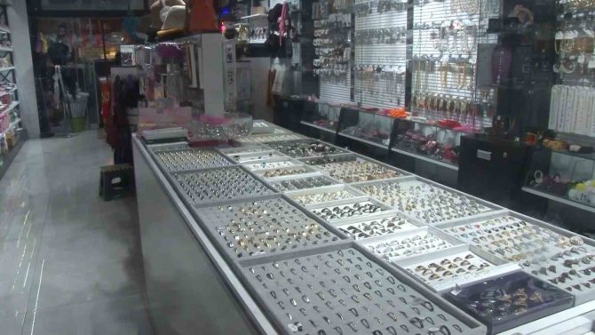 Bijuteri Dükkanında İlginç Hırsızlık, Yüzükleri Ağzına Koyarak Çaldı