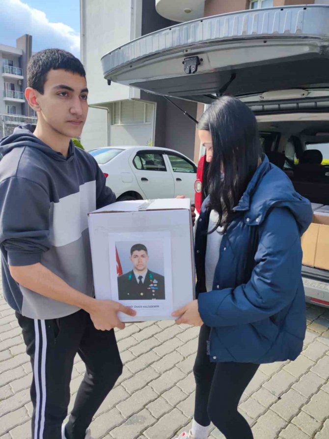 Liseli Gençlerden Depremzede Aileleri Duygulandıran Proje