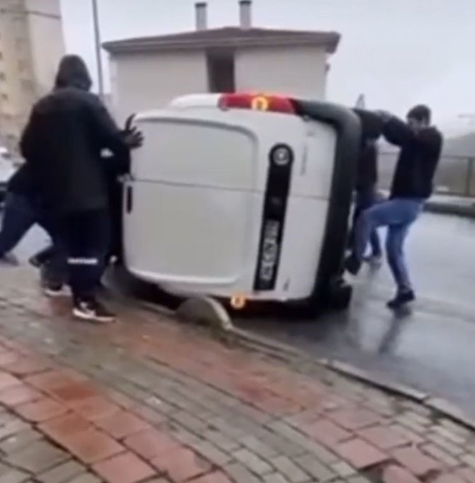 Kaza Yapan Aracı Düzeltirken Altında Kalmaktan Son Anda Kurtuldu
