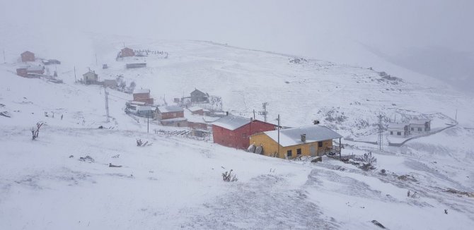 Bayburt - Trabzon Sınırındaki Yaylalar Beyaza Büründü