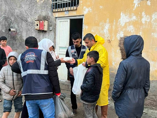 Selden Etkilenen Vatandaşlara Yemek Dağıtımı