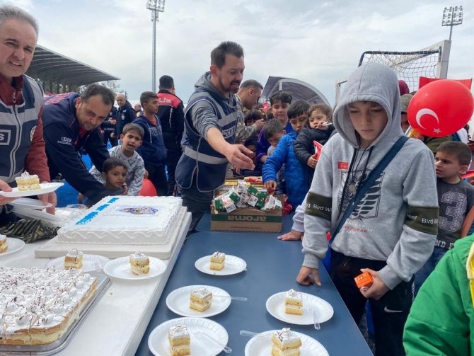 Depremzede Çocukların Doğum Günlerini Kutladılar